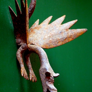 Heurtoir en forme de dragon sur porte verte - France  - collection de photos clin d'oeil, catégorie portes